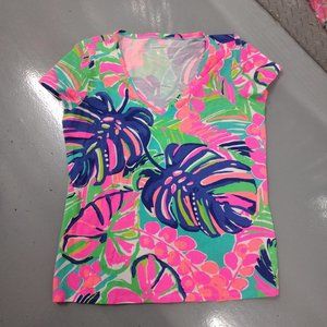 Lily Pulitzer T-shirt with a bit of stretch. Brand new, never worn. Size XL.